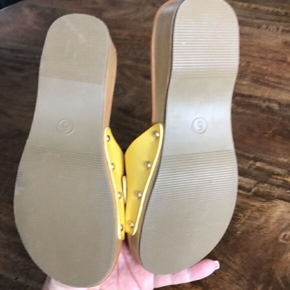 Universal Thread Women's Kora Flat Sandal - Yellow size 5 - Picture 6 of 7